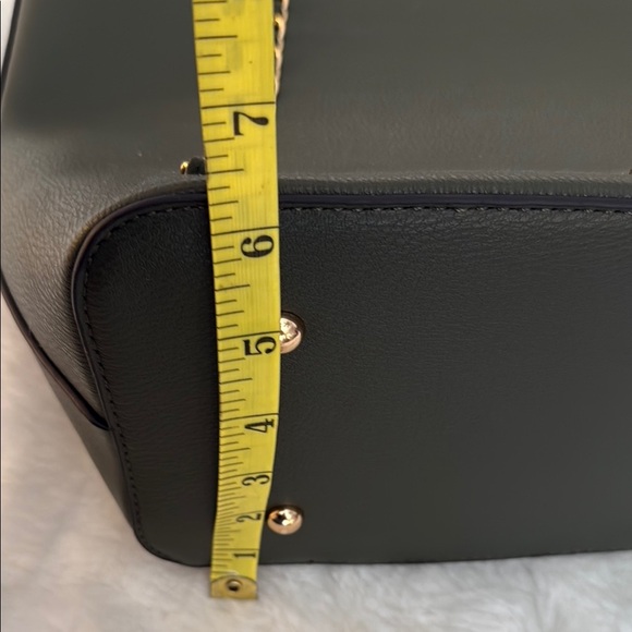 Sophisticated Green Tote with Gold Accents - Picture 9 of 15